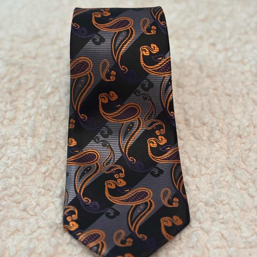 Kailong Handmade Silk Paisley Tie -Orange & Navy On Dark Gray